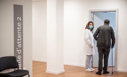 Patient et soignante dans les locaux