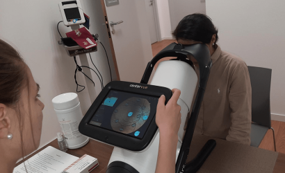 un examen de retinographie entre un medecin et un patient