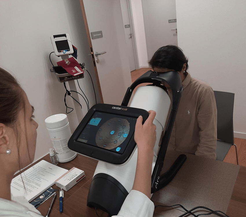 un examen de retinographie entre un medecin et un patient